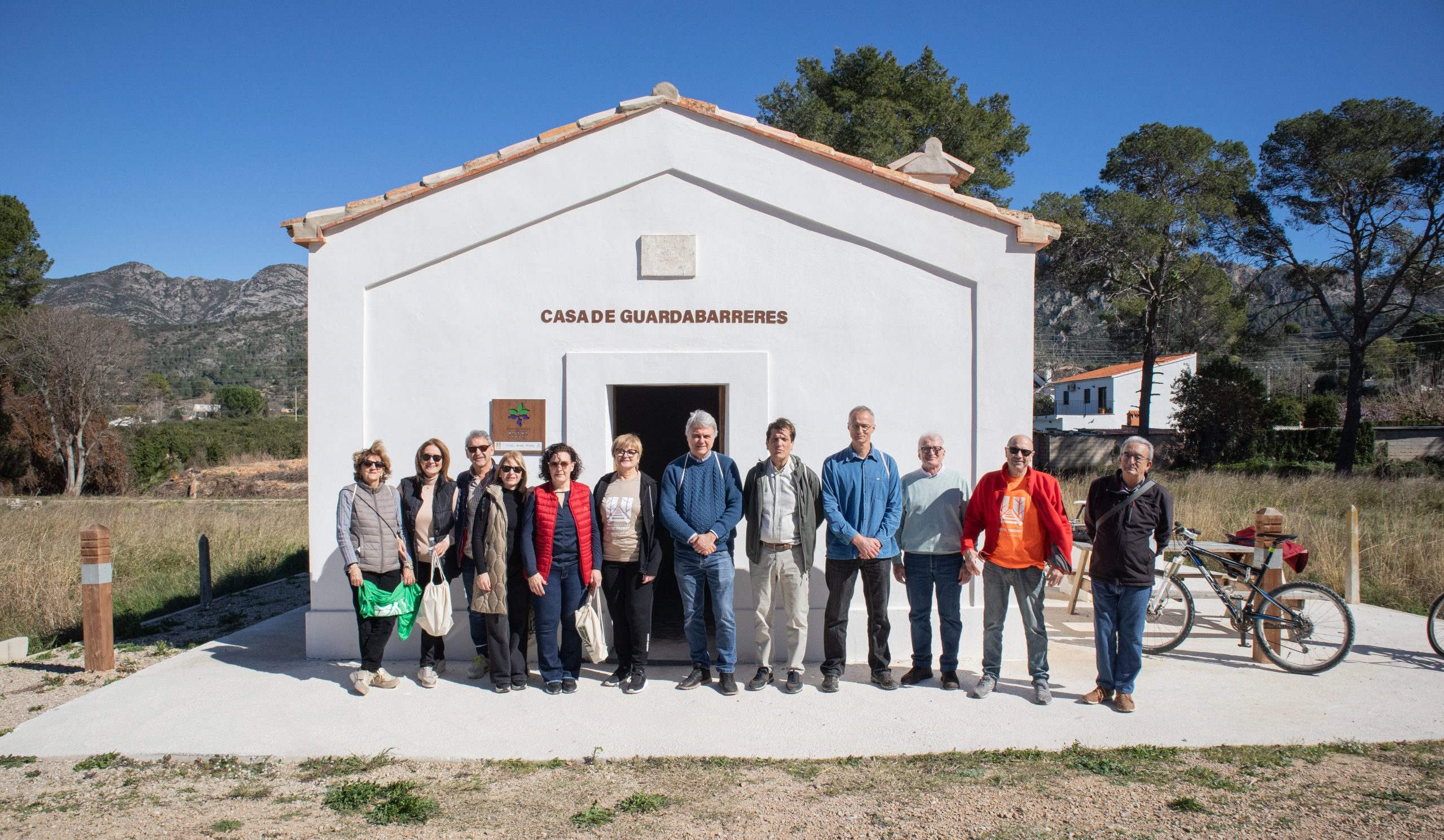 La Mancomunitat de la Ribera Alta potencia las casetas guardabarreras del Camino Natural del Antic Trenet como centros de visitantes con nueva cartelería interior y exterior